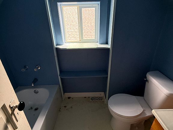 4th image of 2061 N College St