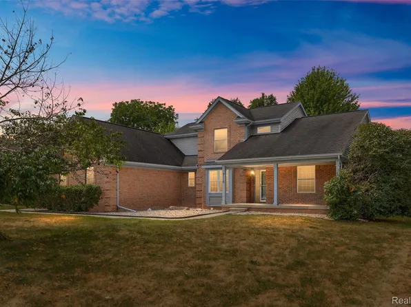 9110 Old Oak Dr, Grand Blanc, MI 48439