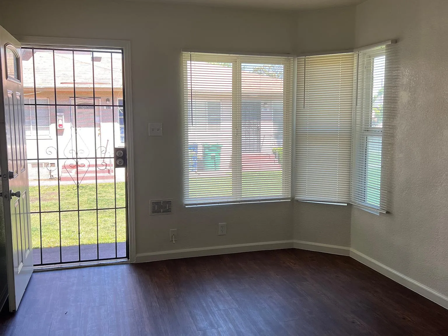 1 bed, 800 sqft, $1,050 — Photo 3