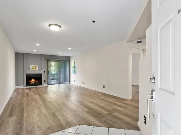 430 Lake St Unit 202, Huntington Beach, CA 92648