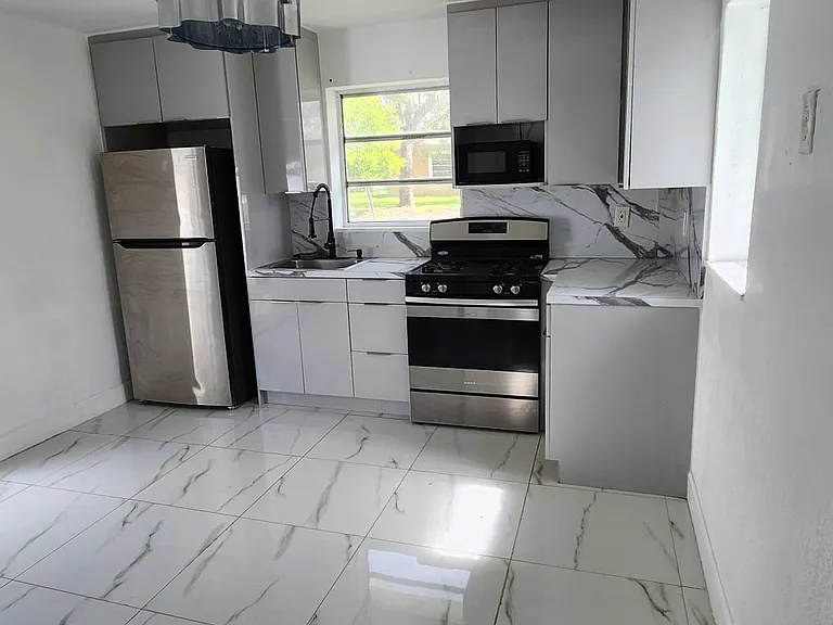 2800 NW 4th St #3 — Photo 1