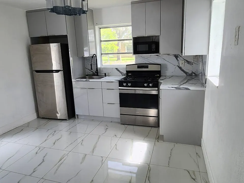 2800 NW 4th St #3