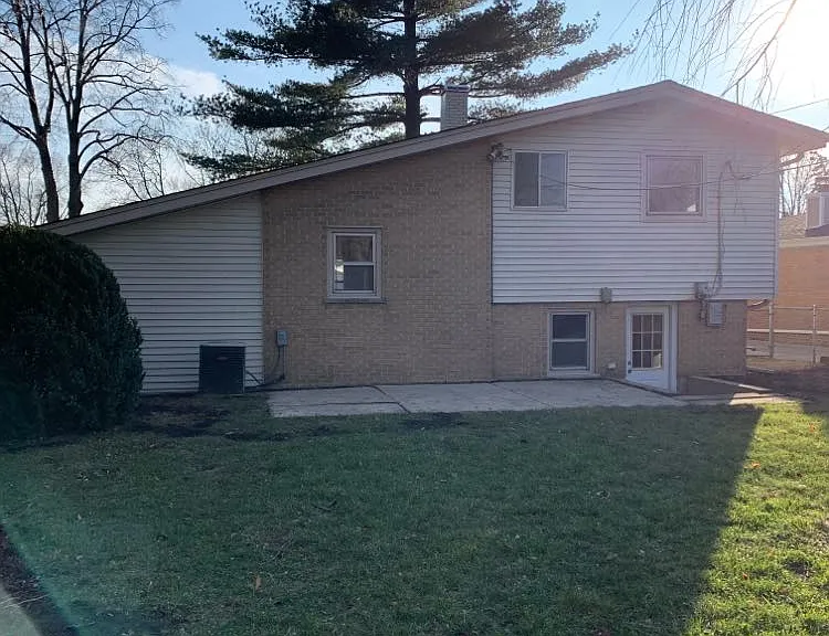 1056 Irwin Ave — Photo 2