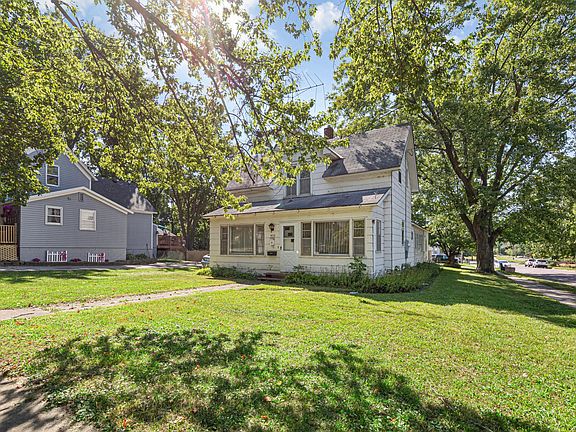 2nd image of 932 3rd Ave NW
