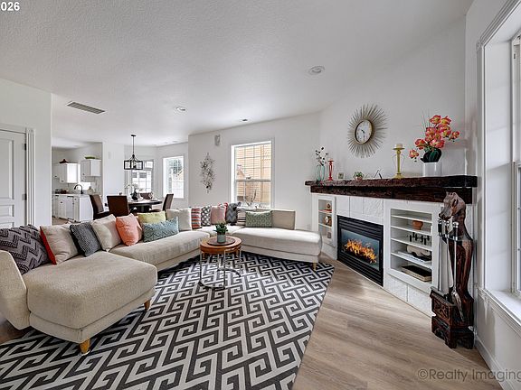 4th image of 872 NE Pacific Dr