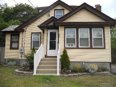 215 N Railroad Ave, Babylon, NY, 11702
