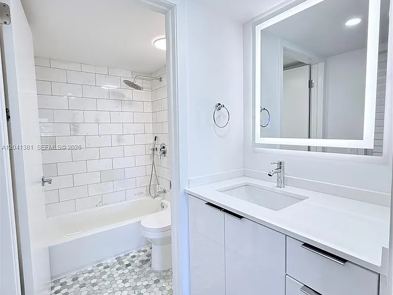 1900 Meridian Ave #403 — Photo 14