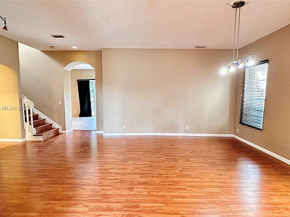 4th image of 1096 Grove Park Cir