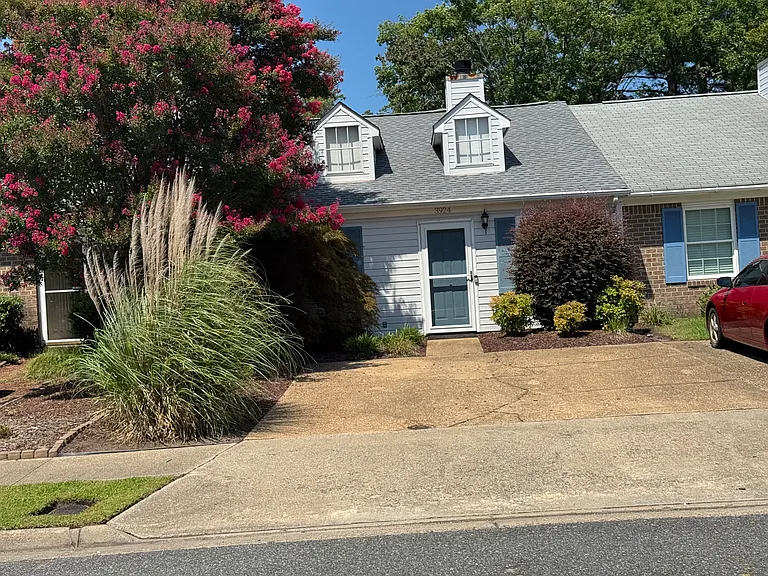 3924 Roebling Ln — Photo 2