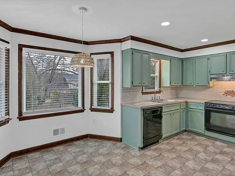 2416 Bendemeer Dr — Photo 8