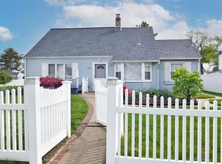 181 Saddle Ln, Levittown, NY 11756