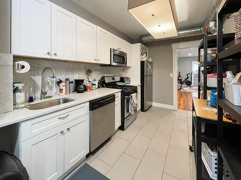 258 Nicoll St #3R — Photo 6