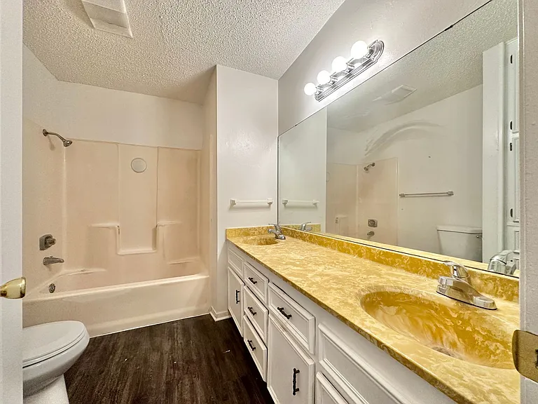 1501 Farhills Dr — Photo 23