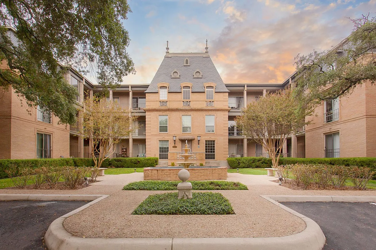 Photo 2 of 26 - 7709 Broadway #123 - San Antonio, TX Building Photo - 7709 Broadway #123