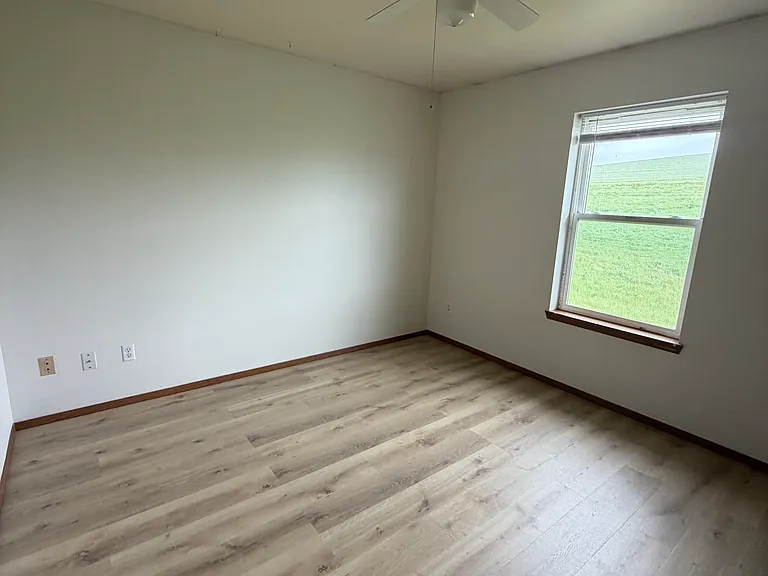 380-382 NW Parr Dr — Photo 9
