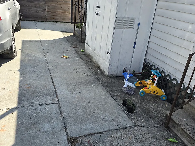 2443 N Robertson St — Photo 7
