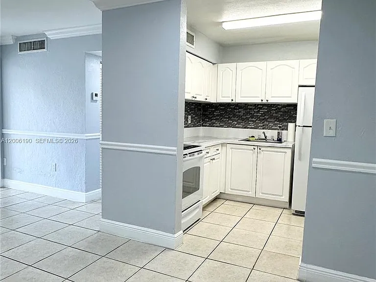 9405 SW 76th St #Y32 — Photo 4
