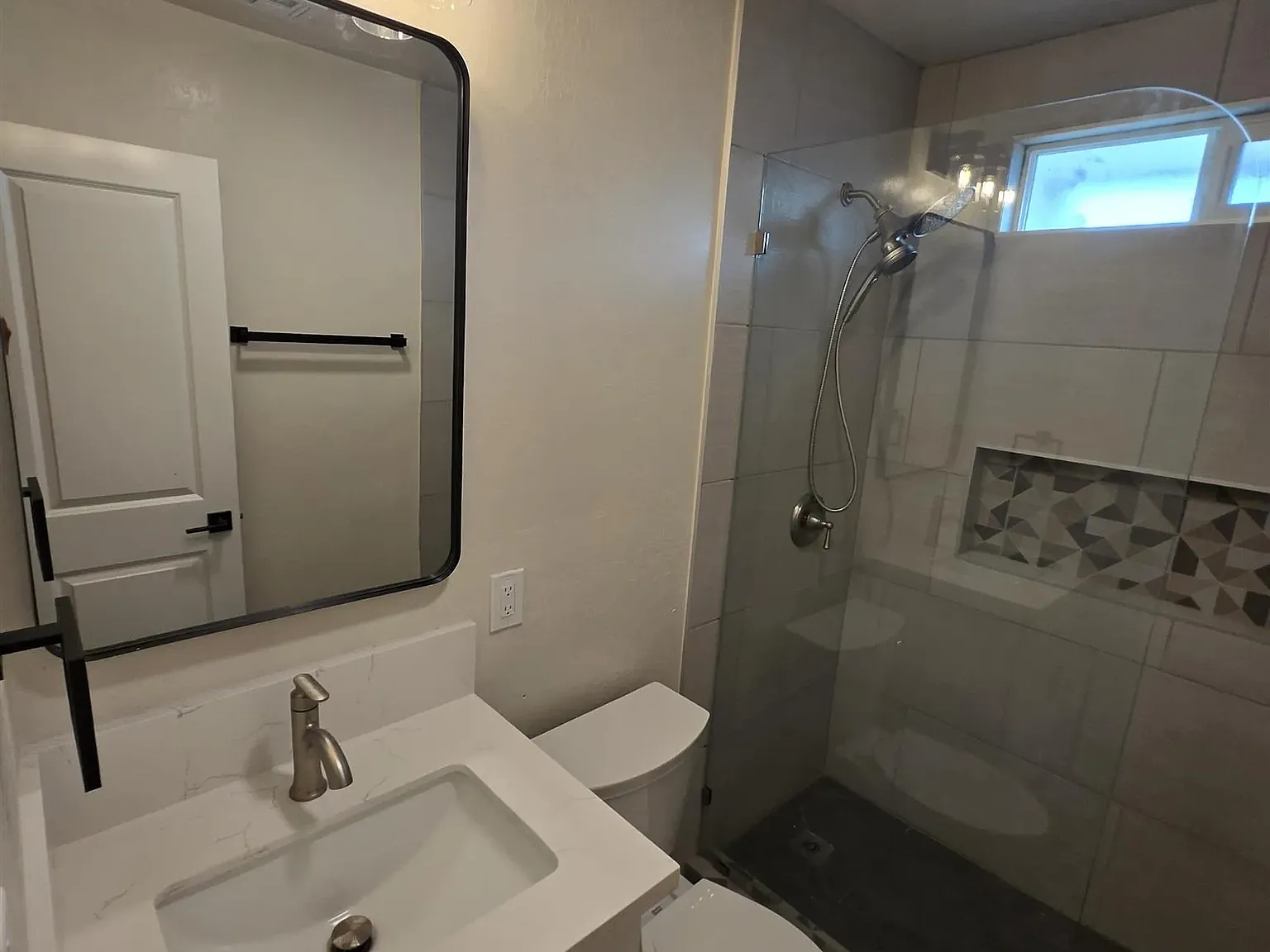 2 bed, 1.0 bath, 750 sqft, $4,875 — Photo 3