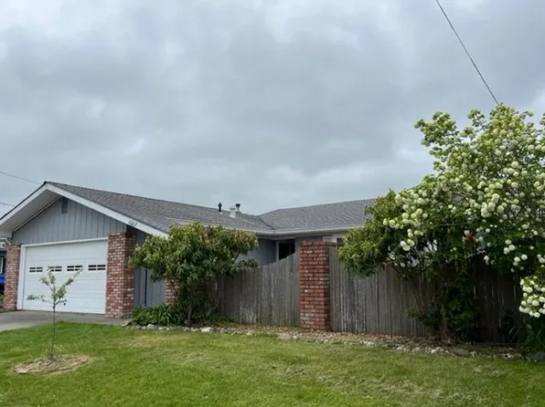 1007 Holly Ln, Fortuna, CA 95540