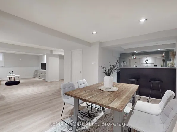 4 Theobalds Cir, Richmond Hill, ON L4C 9E3
