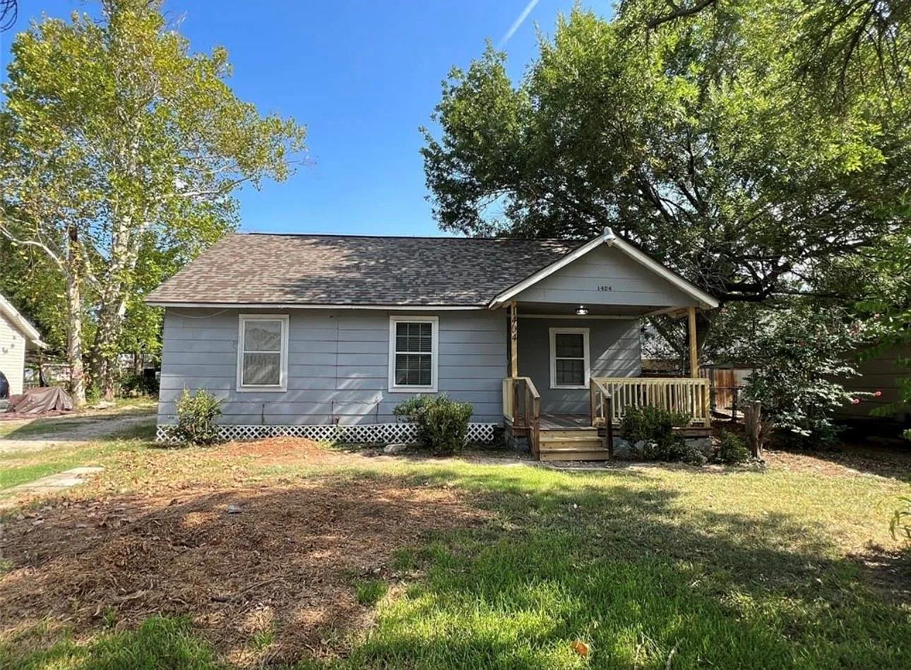 3 bed, 1.0 bath, 897 sqft, $1,650 — Photo 1