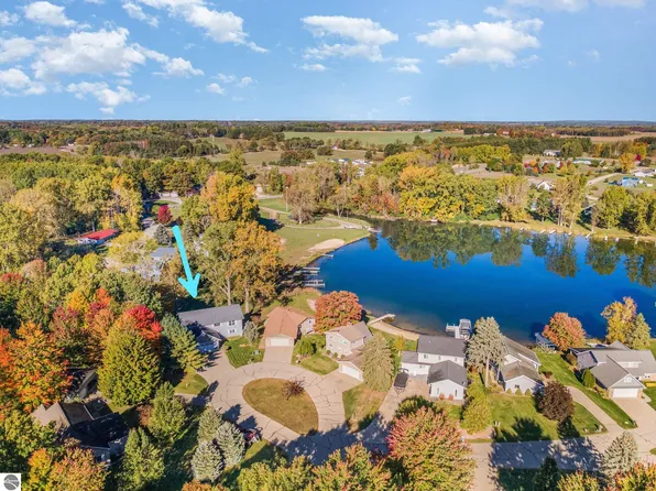 1057 Crown Point Dr, Lake Isabella, MI 48893