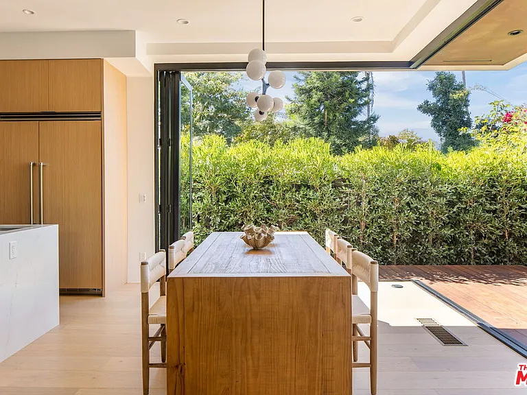 822 Superba Ave — Photo 16