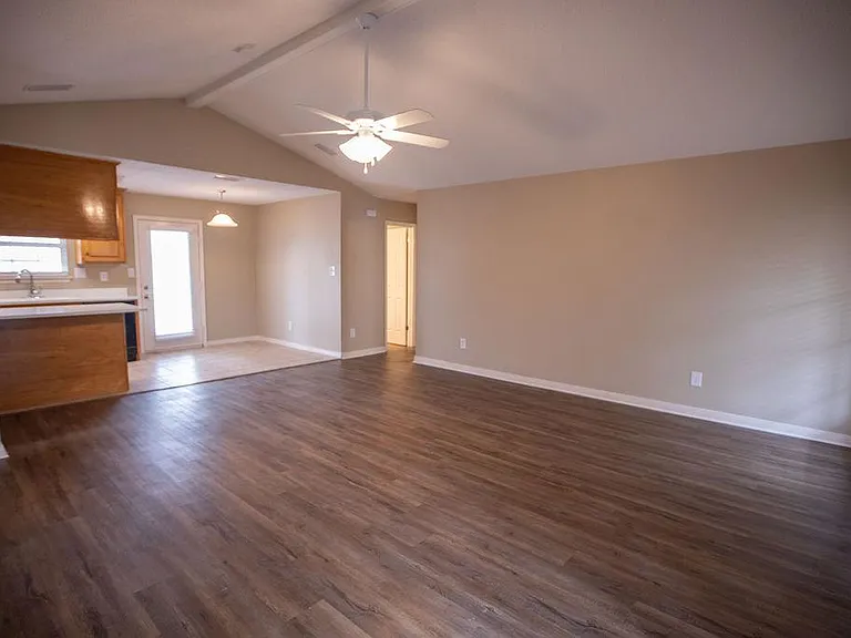 1220 Springfield Dr — Photo 5