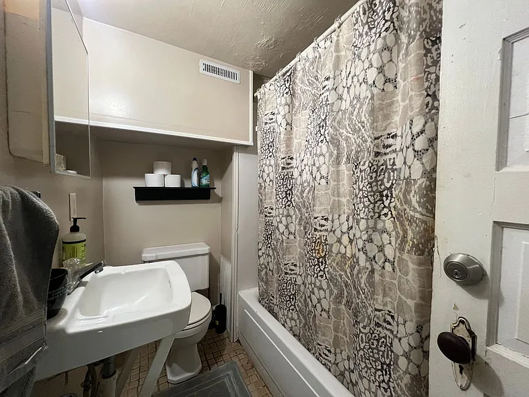 818 Center St W — Photo 11
