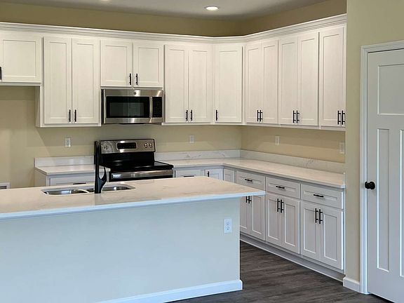 3rd image of 552 SW Chesterfield Cir