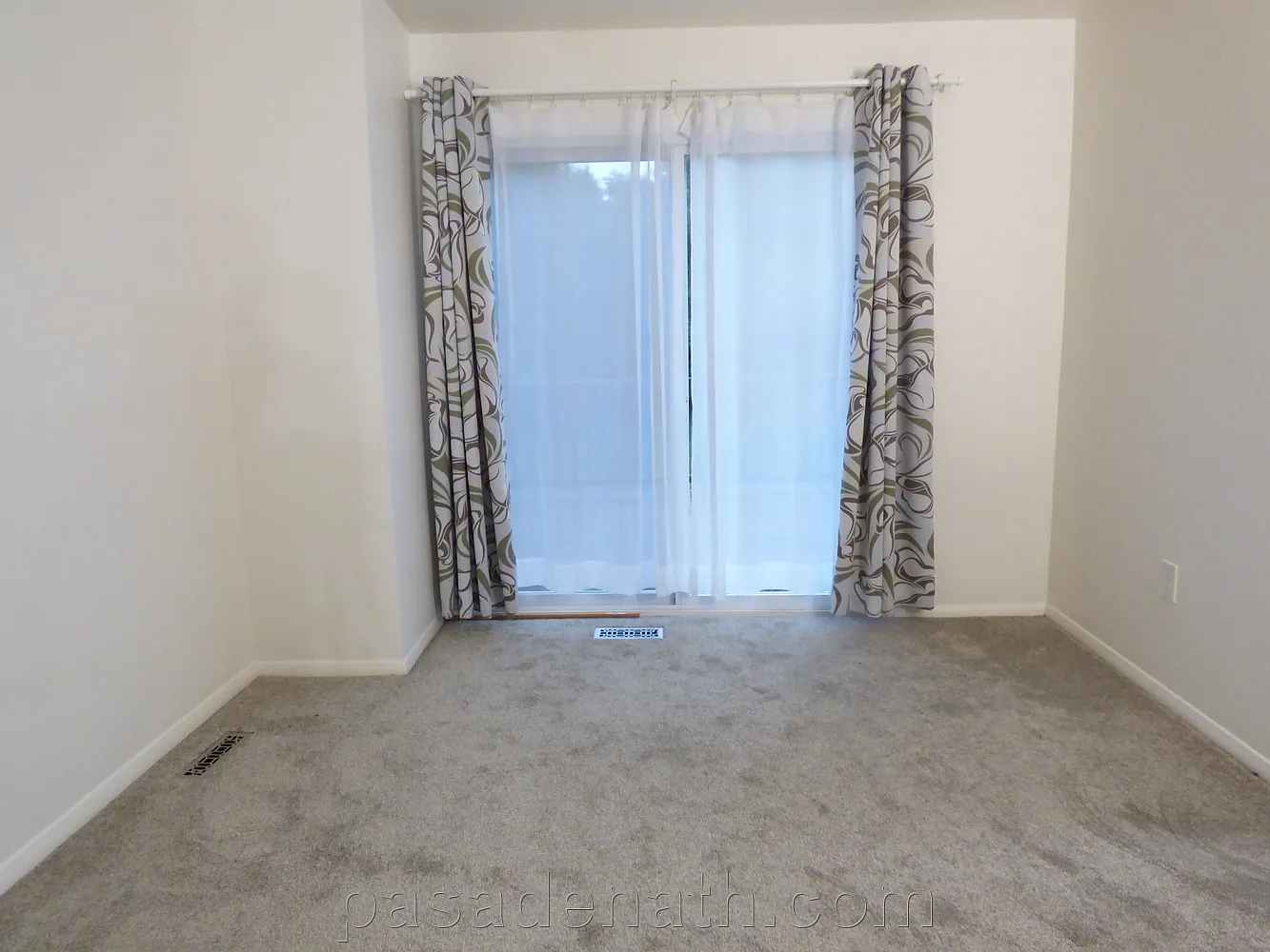 3 bed, 1.5 bath, 1200 sqft, $2,400 — Photo 3