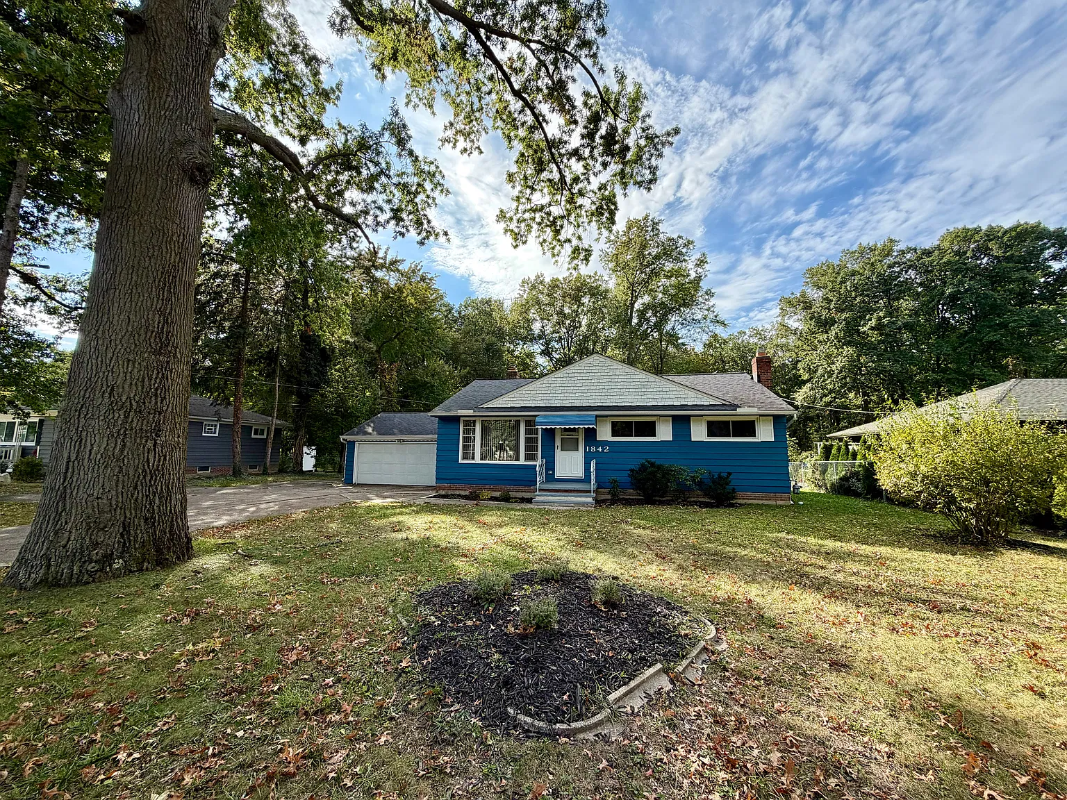 3 bed, 1.5 bath, 1930 sqft, $2,300 — Photo 3