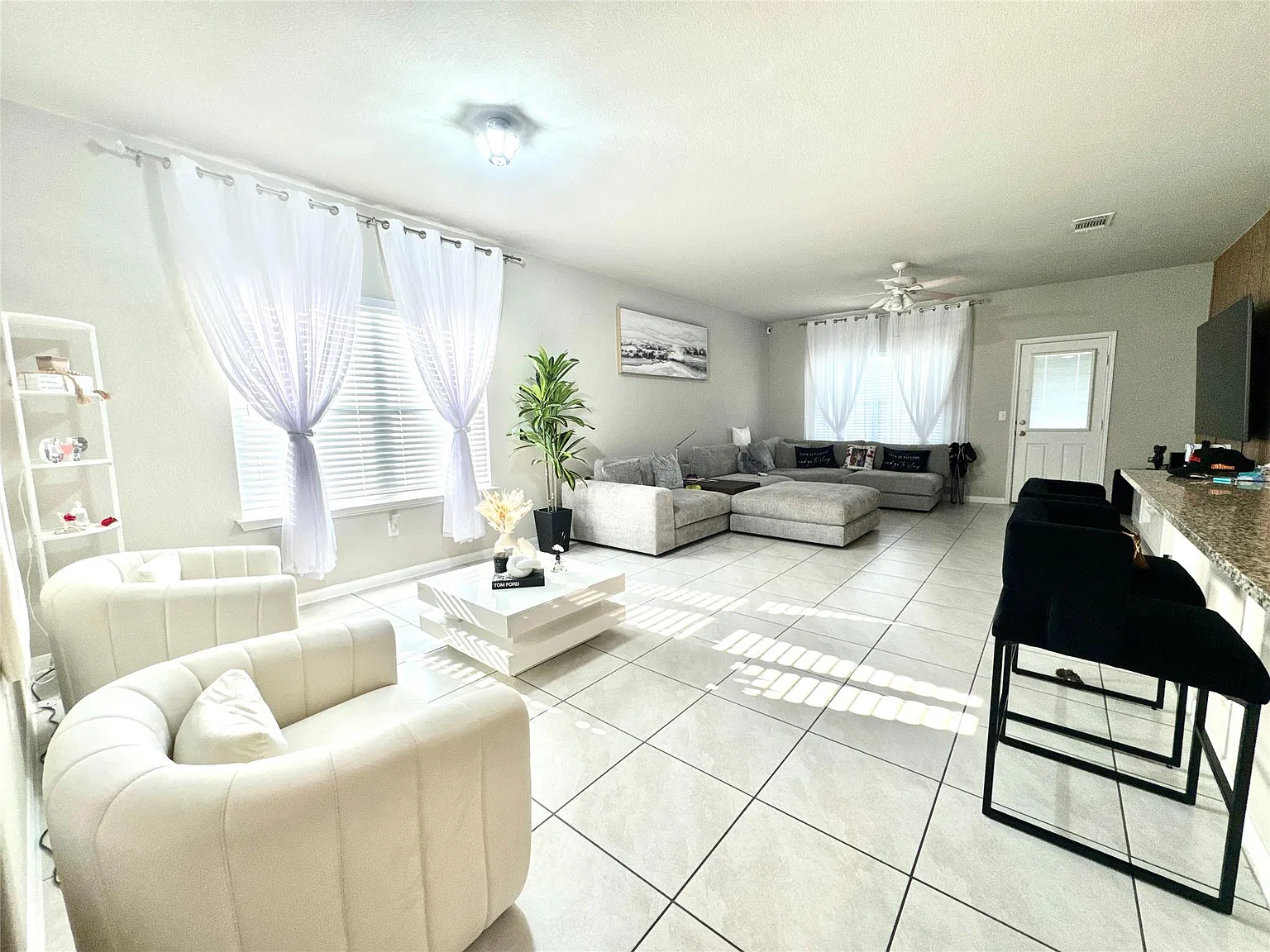 4 bed, 2.0 bath, 1989 sqft, $2,250 — Photo 4