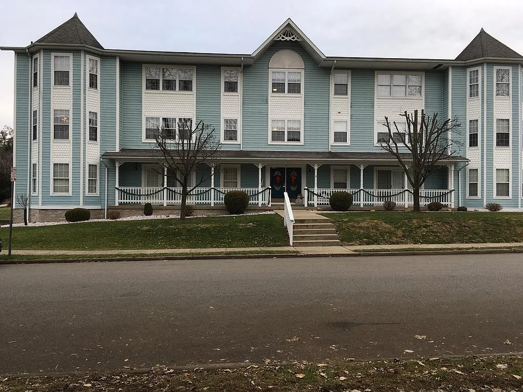 4 Poplar Ave APT 4 photo 1