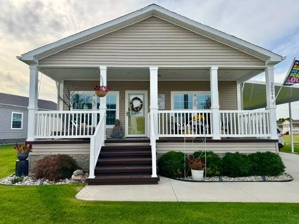 30048 Pin Oak Ct, New Baltimore, MI 48051
