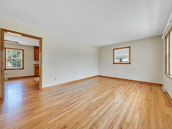 3rd image of 409 Decatur Cir