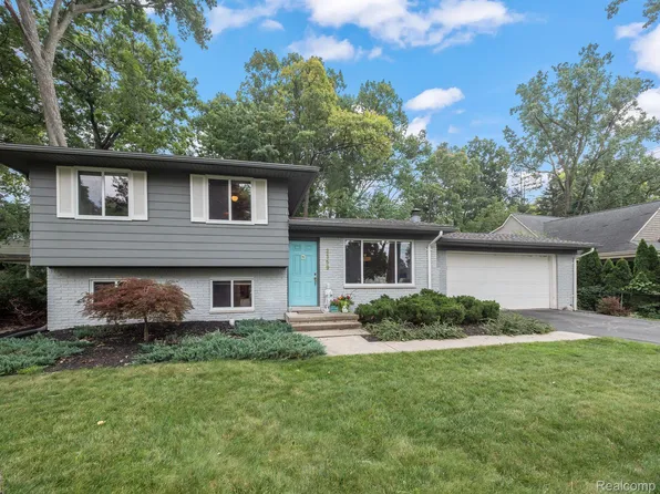 2359 Ferndale St, Sylvan Lake, MI 48320