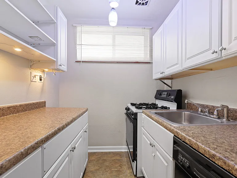 Race Street Apartments — Photo 30