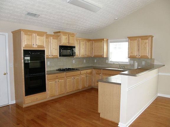 chef gourmet kitchen w/refri