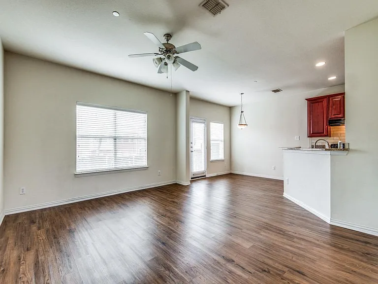 8735 Manhattan Ave — Photo 2