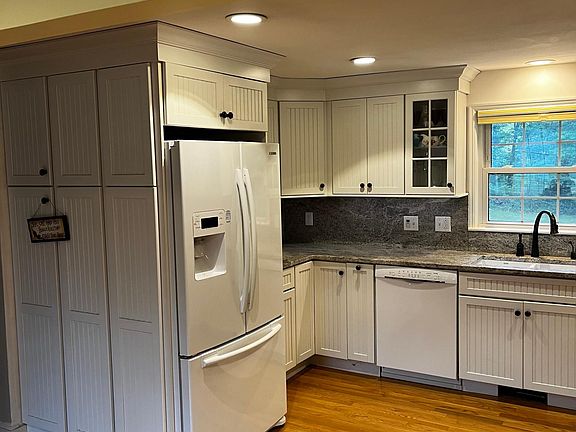 Kitchen is nice with lots of cabinets.