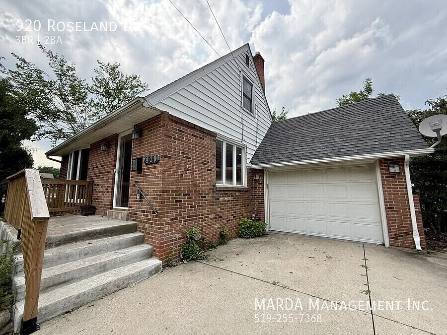 Newly Renovated 3 Bed/2 Bath Home On Roseland Golf Course + Utilities — Photo 2