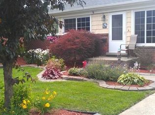 29634 Tamarack Dr, Flat Rock, MI 48134