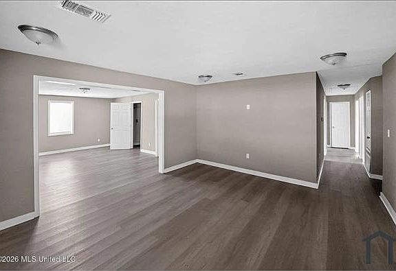 4th image of 2920 Lakewood Dr