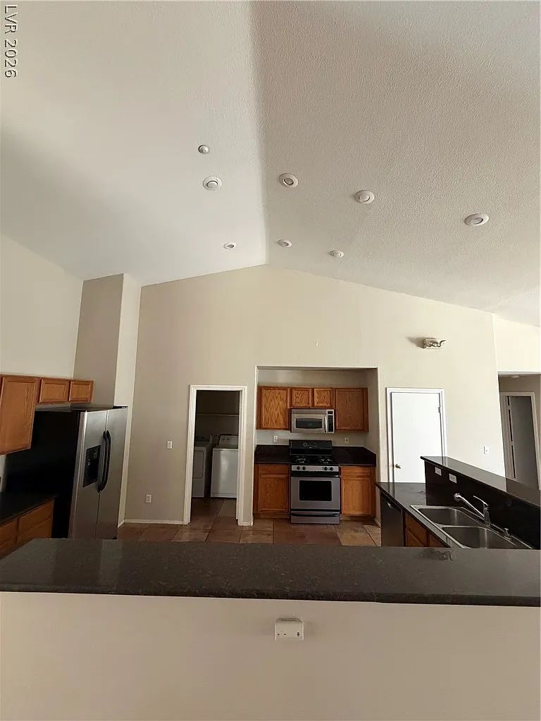 4 bed, 2.0 bath, 2234 sqft, $2,100 — Photo 4