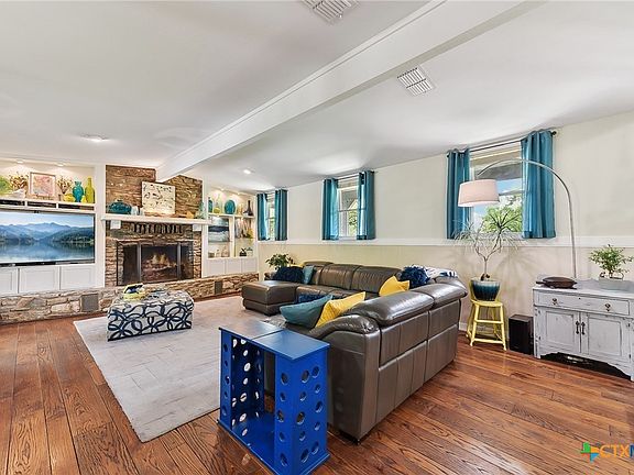 3rd image of 2109 Live Oak Cir