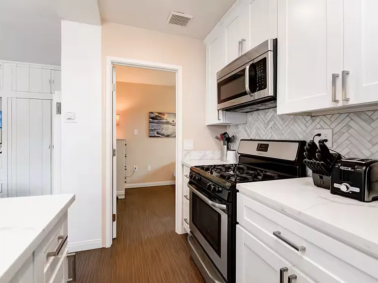 3112 Oliphant St — Photo 4
