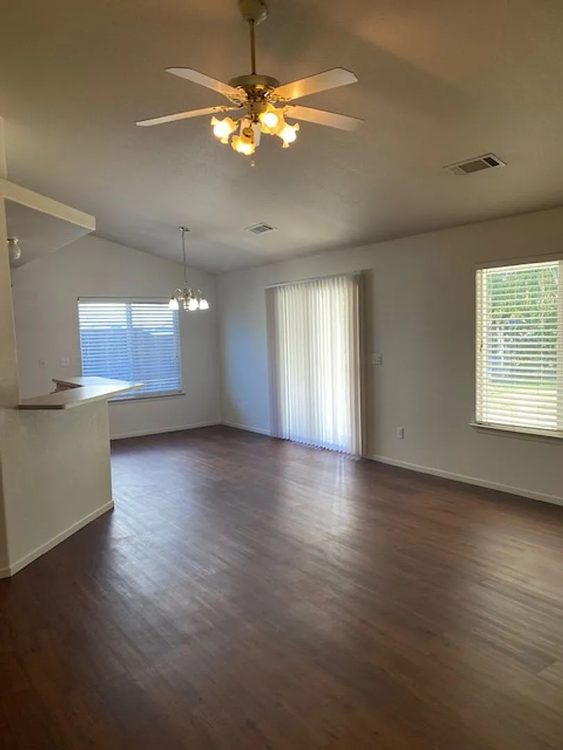 Great Home in Anderson!! Now Available!! — Photo 3