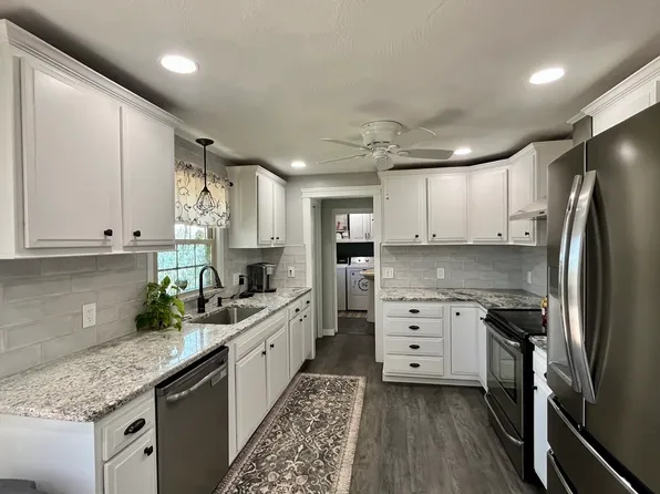 32 Crestwood Dr, Southbridge, MA 01550