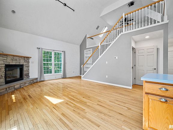 4th image of 230 Green Leaf Ct